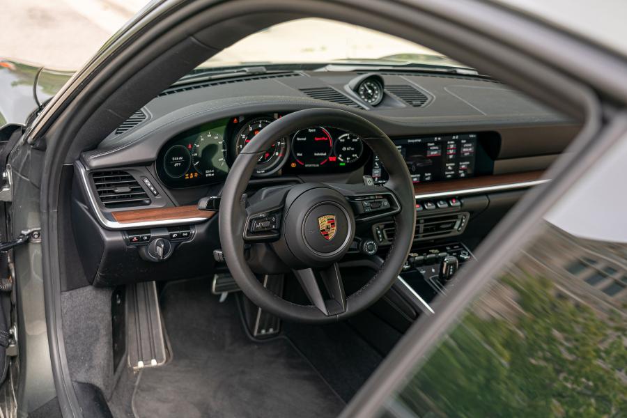 Торпедо Porsche 911 Carrera 4 (992) 2019 года  (NA) (фото 11 из 40)